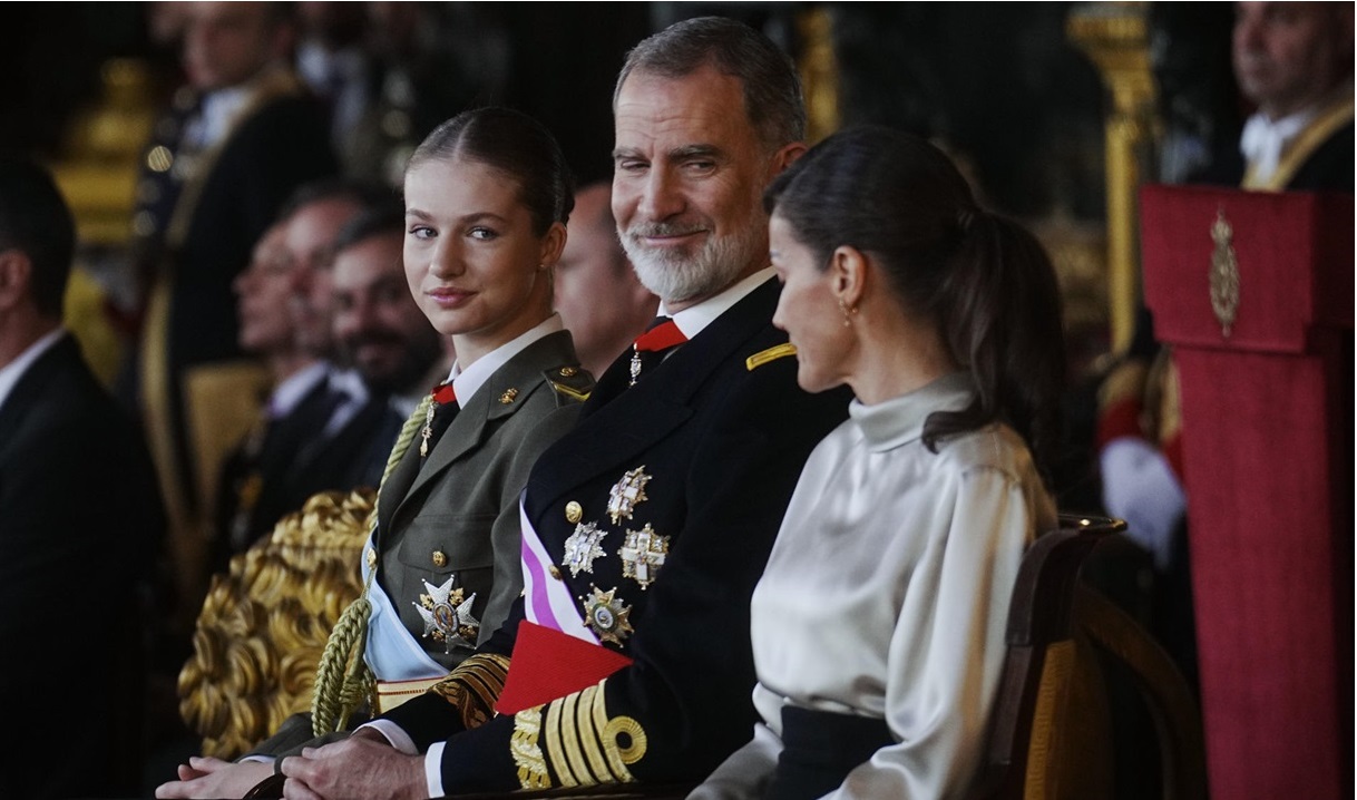 Las miradas y gestos cómplices de la princesa Leonor y la reina Letizia en la Pascua Militar