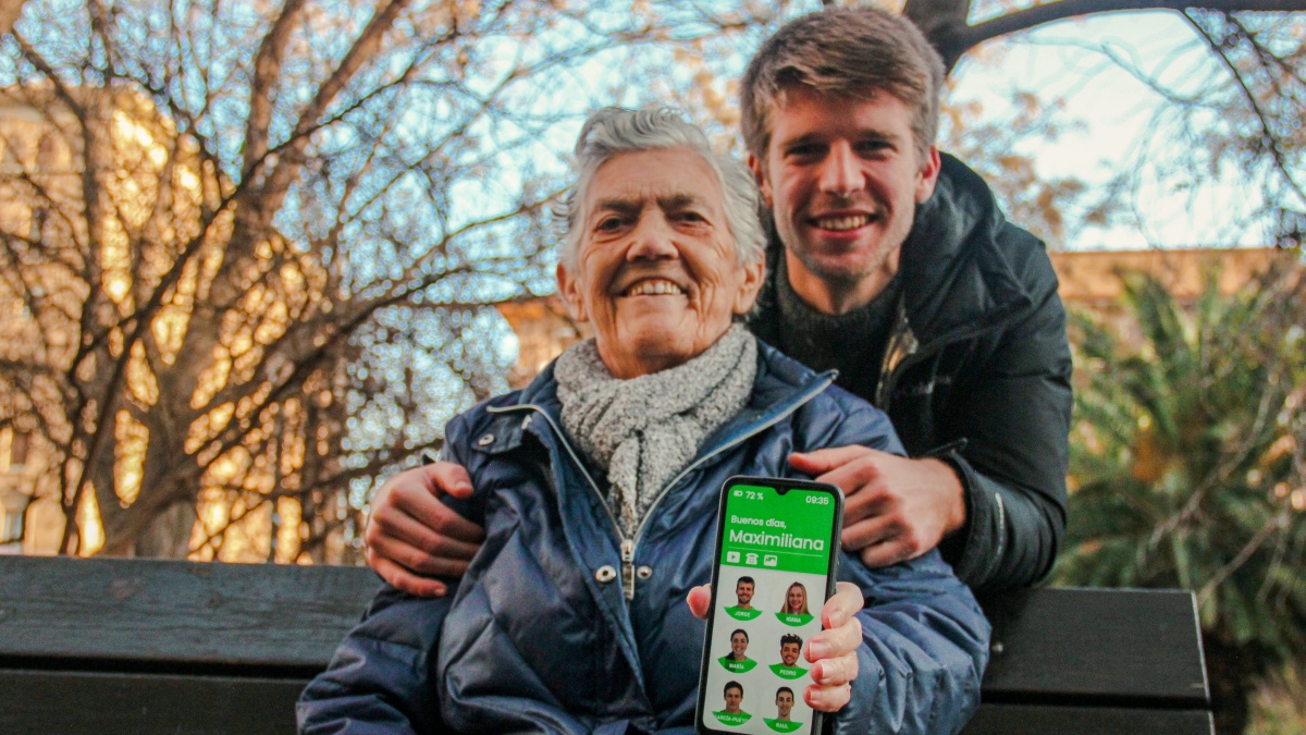 La cara B en la lucha contra la soledad en mayores: maximiliana premia a las 50 familias que más llaman a sus abuelos