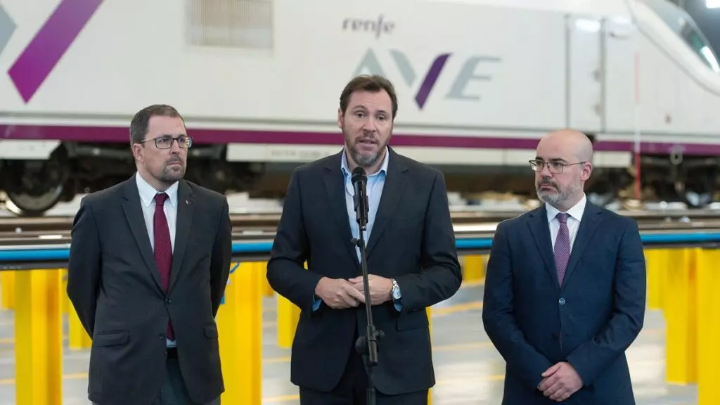 Óscar Puente, ministro de Transportes, en la base de mantenimiento de alta velocidad de Vallecas /