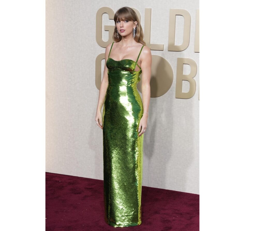 Taylor Swift con vestido verde en los Globos de Oro 2024