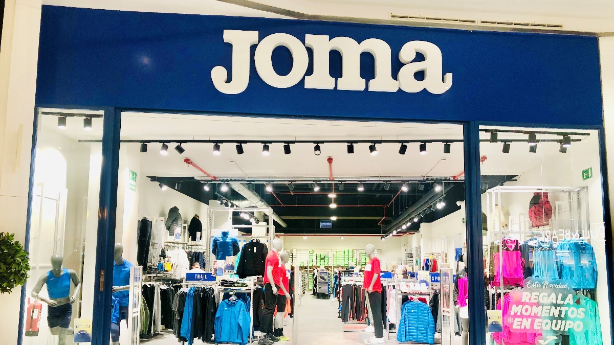 Una tienda de Joma, que alcanza su éxito en Davos