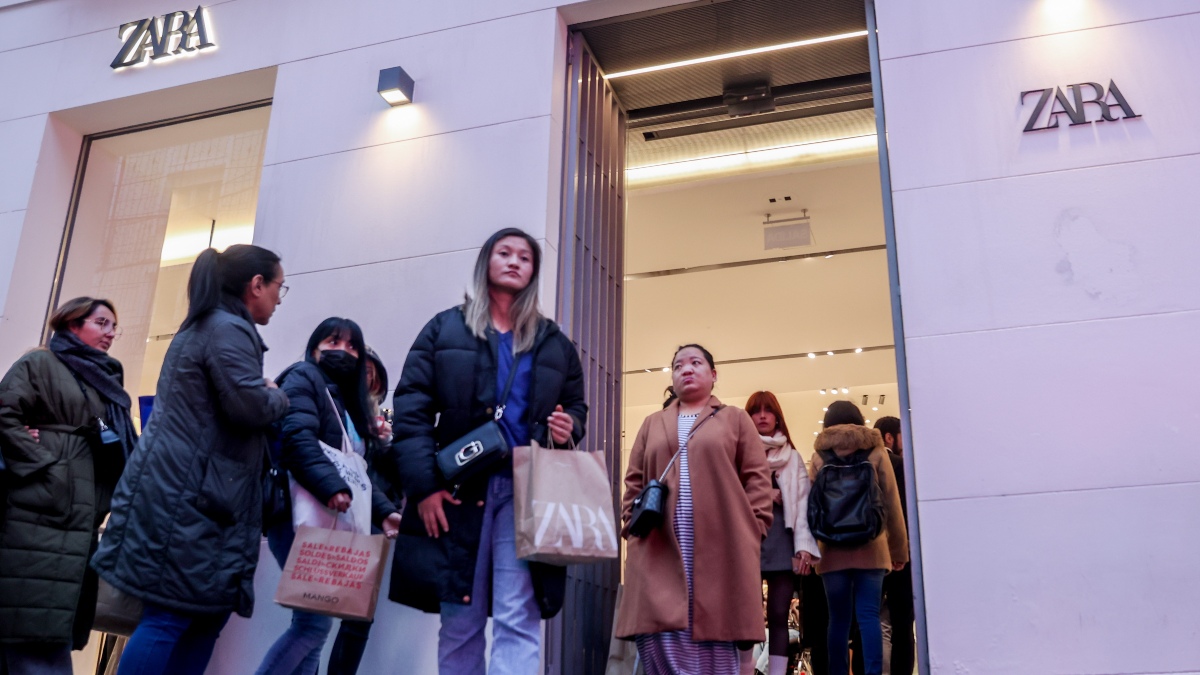 Varias personas en la entrada de una tienda de Zara, durante las rebajas