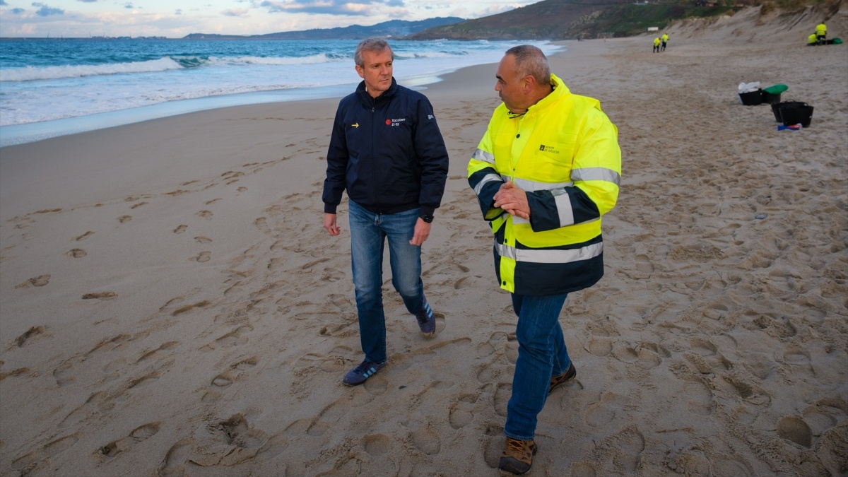 Alfonso Rueda visita la playa de Barrañán, en Arteixo (La Coruña) por los pellets