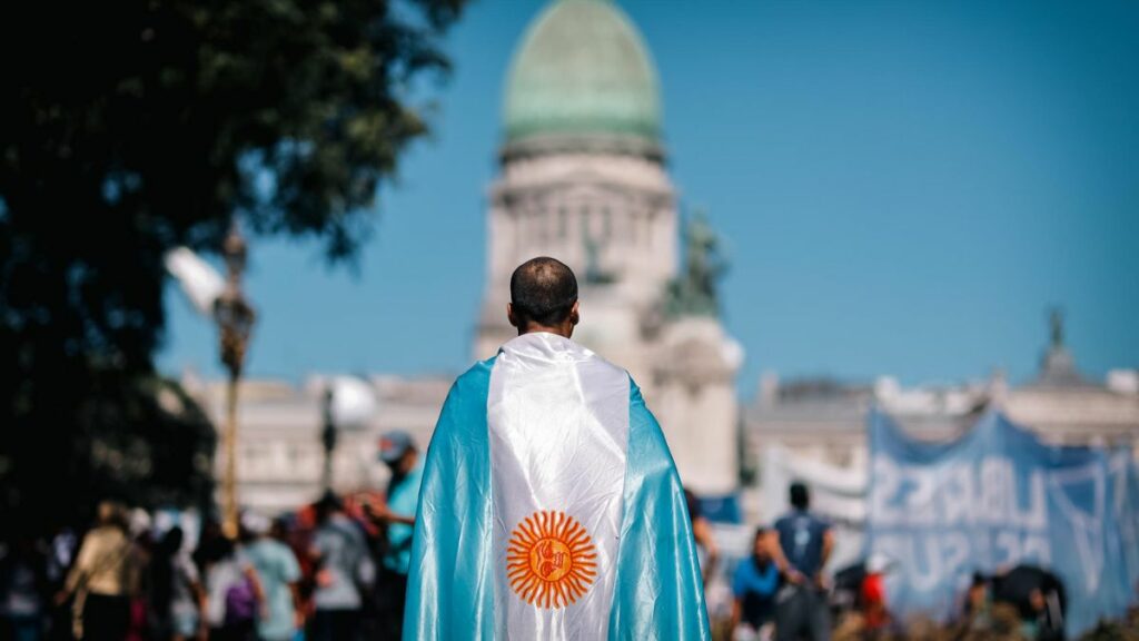 Manifestante con una bandera de Argentina en la huelga general contra Milei