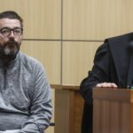 El hombre acusado de matar a su hijo en Sueca durante el juicio, junto a su abogado