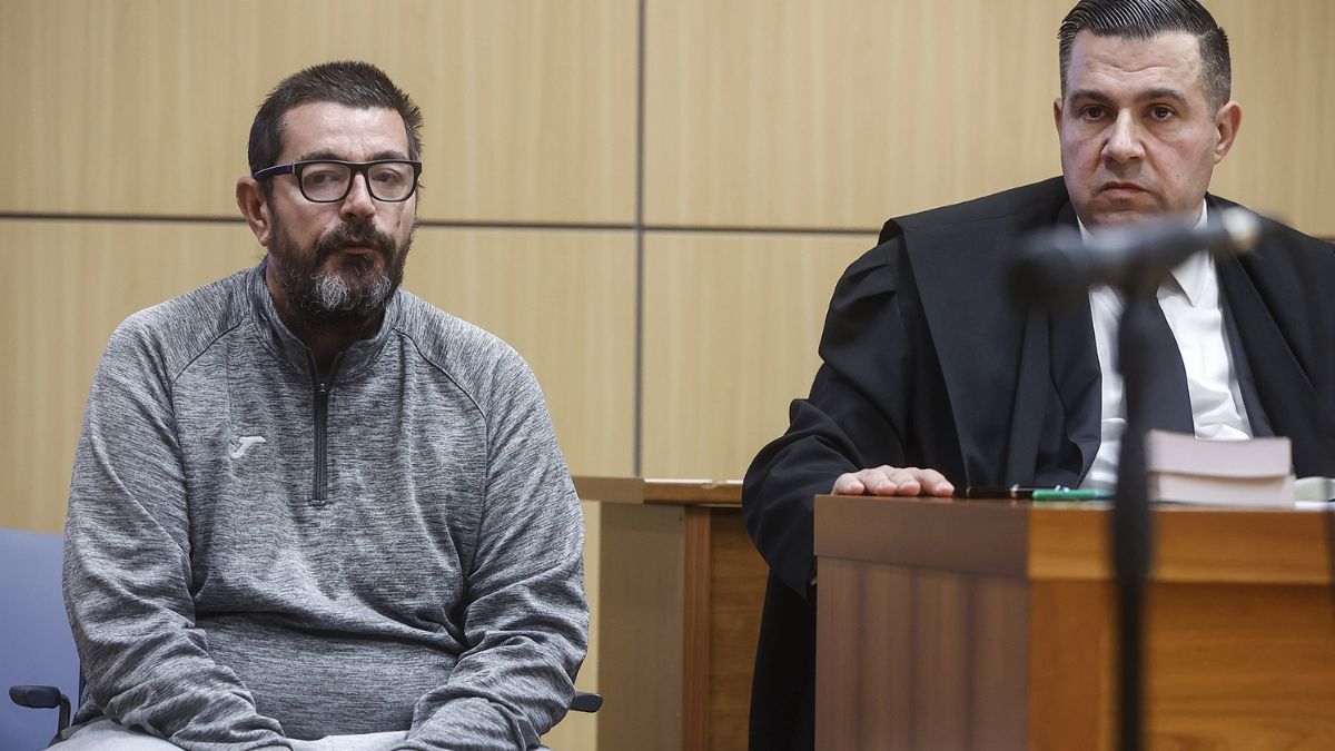 El hombre acusado de matar a su hijo en Sueca durante el juicio, junto a su abogado