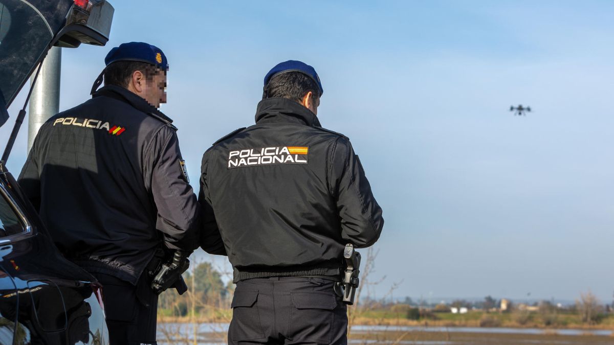 Agentes de la Policía Nacional participan en la búsqueda de la mujer desaparecida en Badajoz