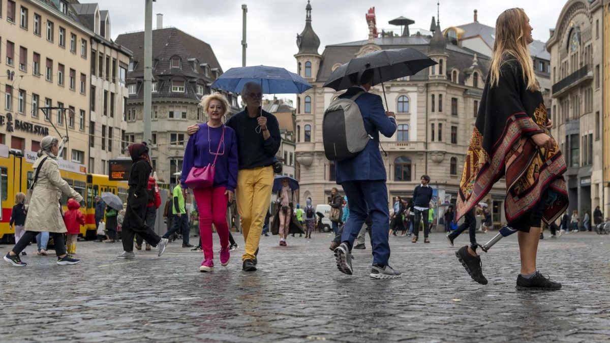 Gente camina por la calle en Basilea (Suiza)