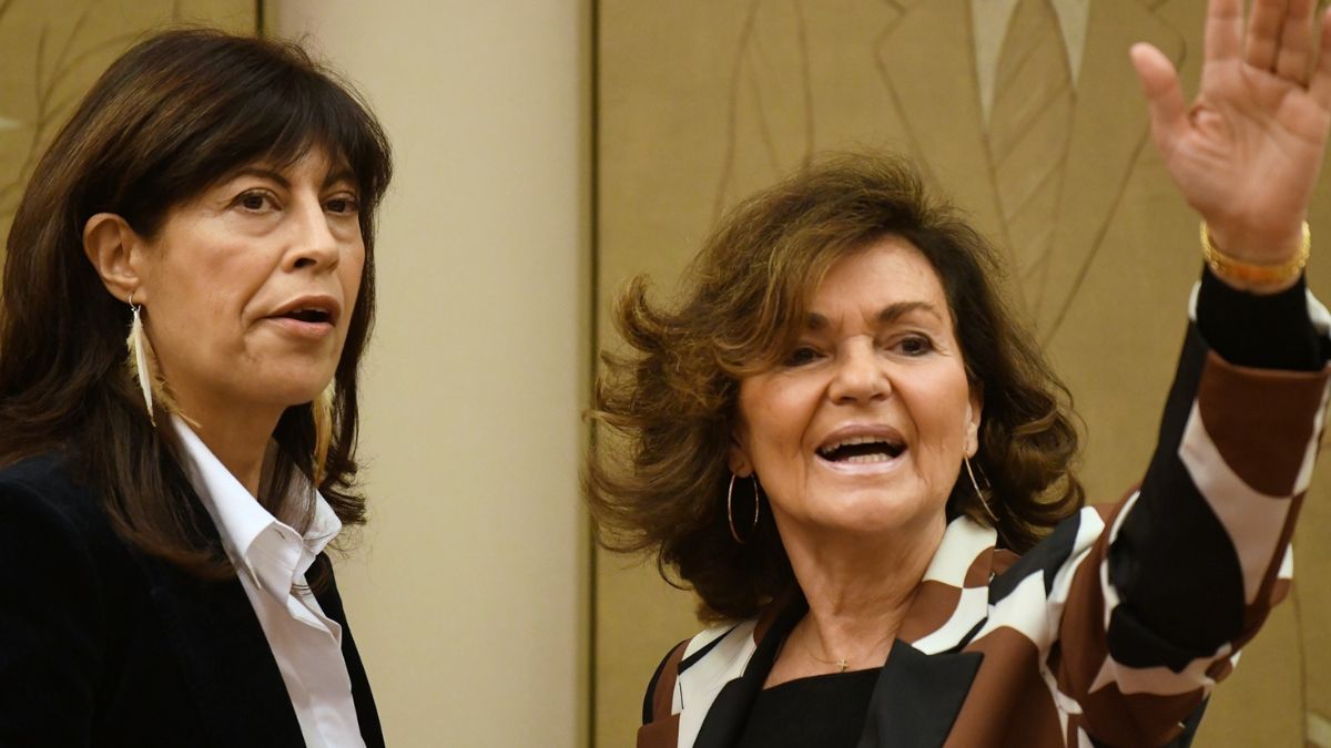 Carmen Calvo junto a la ministra de Igualdad Ana Redondo