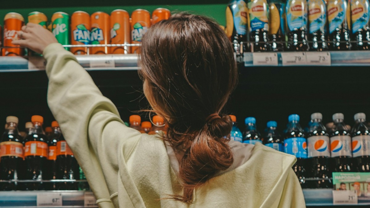 Una consumidora comprando en un supermercado
