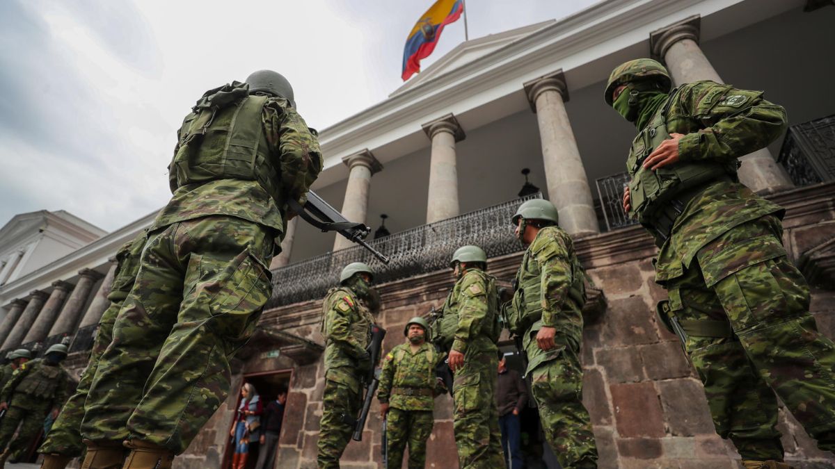 Soldados ecuatorianos patrullan en los alrededores del Palacio de Carondelet hoy, en Quito (Ecuador)