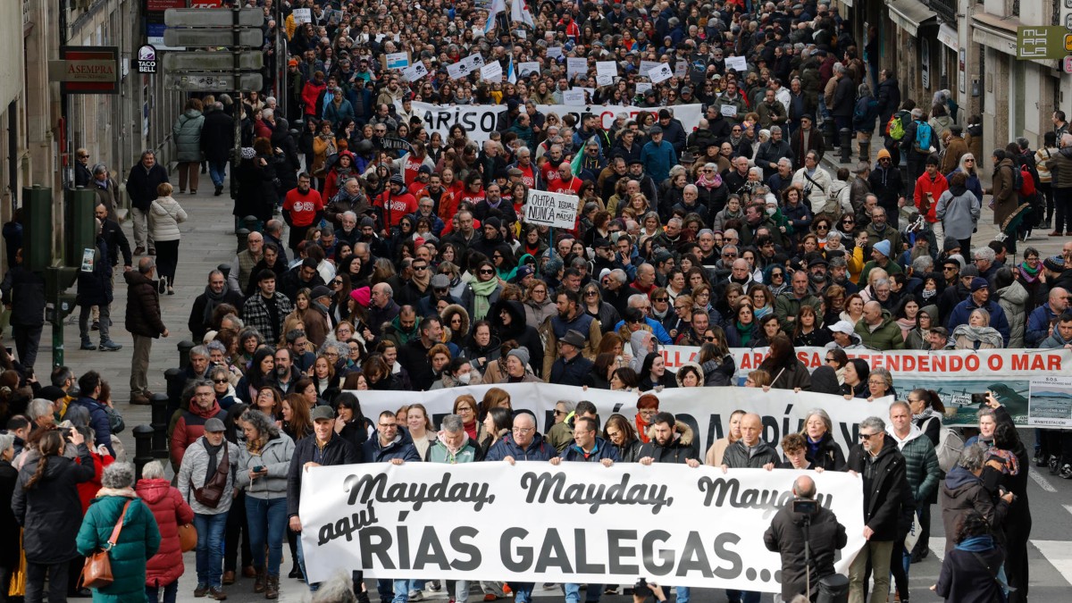La oposición gallega hace campaña a costa de los péllets en una multitudinaria manifestación en Santiago