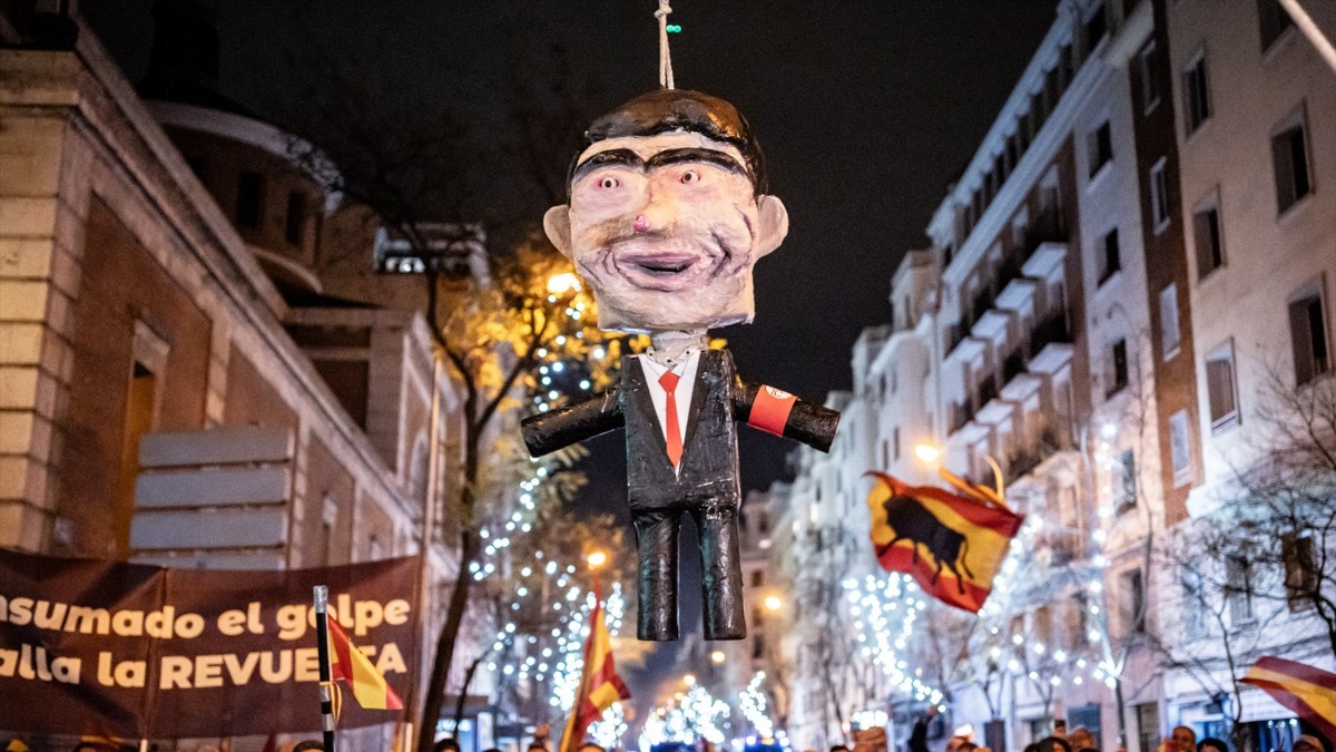 La piñata que representa a Pedro Sánchez, en Ferraz, sede del PSOE.