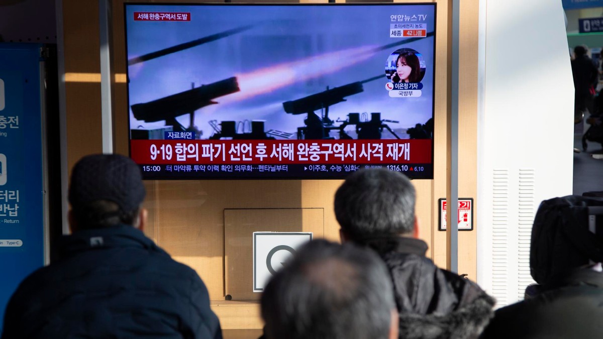 Gente mira las noticias en Seúl
