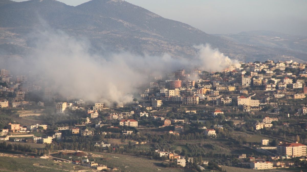 Columna de humo tras un bombardeo de Israel contra Jiam, en el sur de Líbano