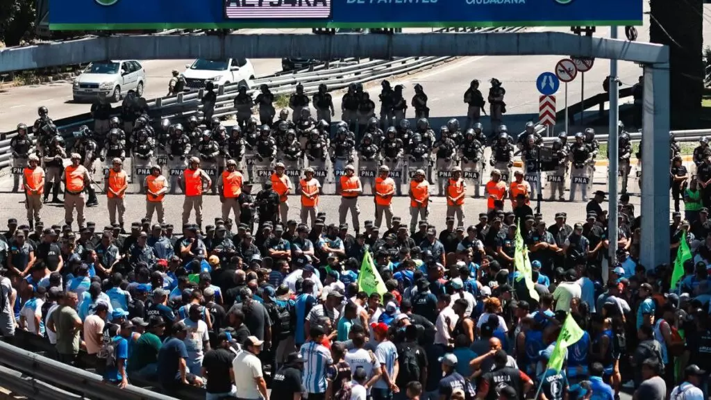 Policías bloquean el acceso en el Puente Pueyrredón a manifestantes que participan en una protesta convocada por la CGT en la huelga general de Argentina