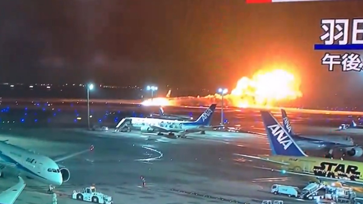 Un gran incendio arrasa un avión de Japan Airlines mientras aterrizaba en un aeropuerto de Tokio