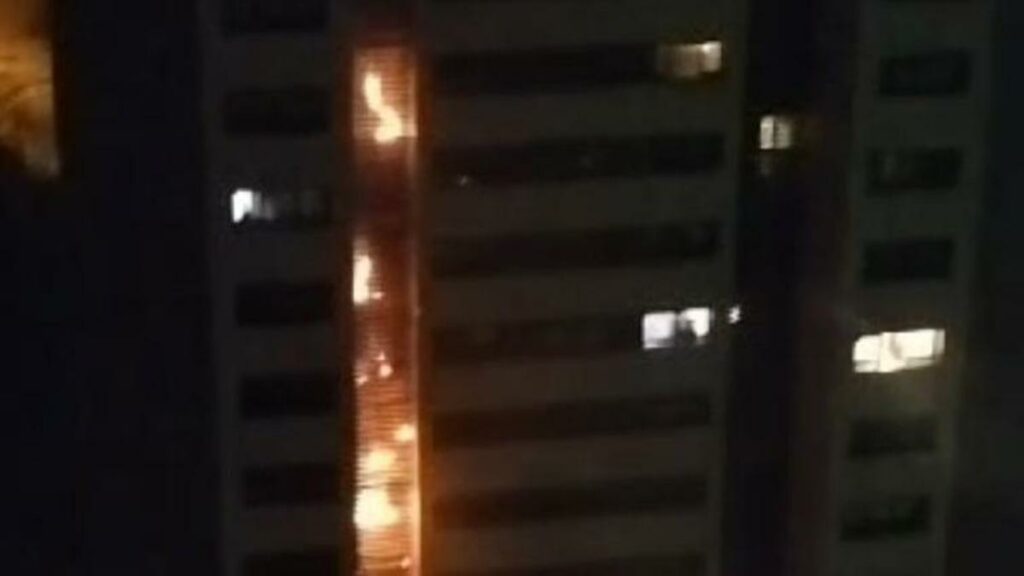 Un incendio presuntamente provocado por la pirotecnia obliga a desalojar un edificio en Rentería