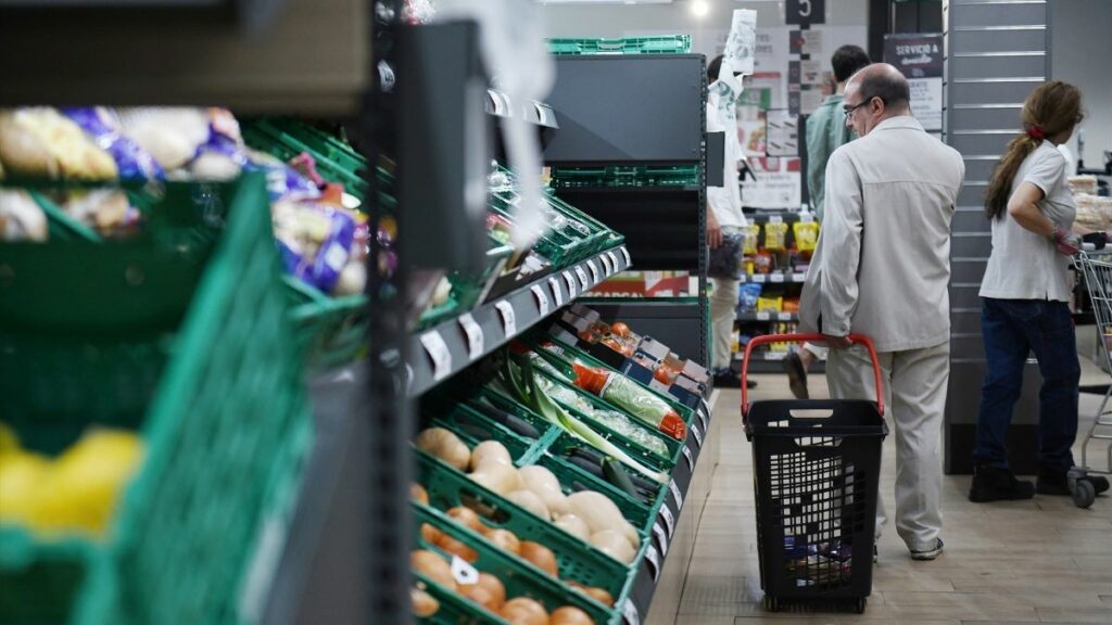 IPC: La inflación cerró el 2023 en el 3,1% con los alimentos aún en el 7,3%