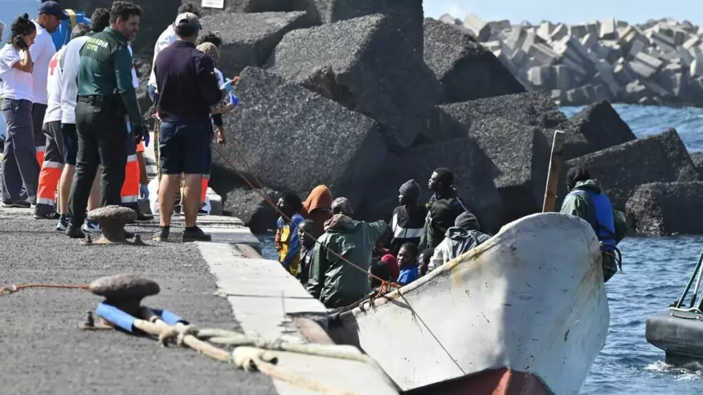 Un cayuco llega al puerto de La Restinga, a 26 de enero de 2024