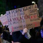 Pancarta contra la pornografía en una manifestación feminista