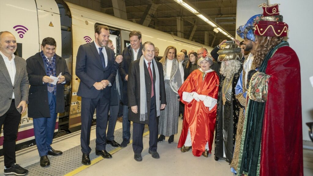 Óscar Puente viaja a Galicia con los Reyes Magos para traer regalos ‘a todo tren’