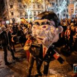 Varias personas ahorcan y golpean un muñeco de Sánchez en la protesta de Nochevieja en Ferraz