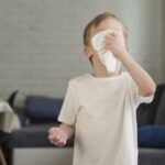 Respirar con dificultad y toser: la neumonía infantil está al caer.