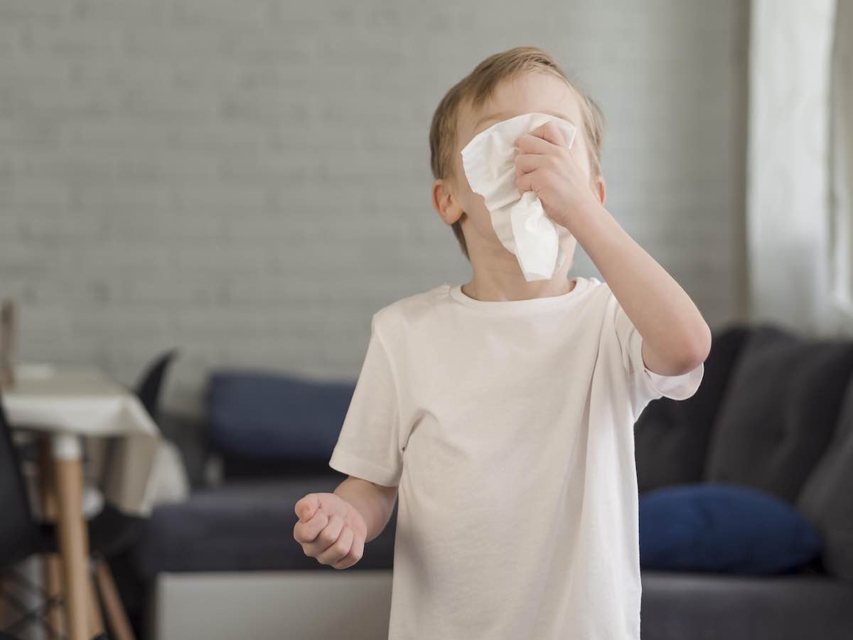 Respirar con dificultad y toser: la neumonía infantil está al caer.