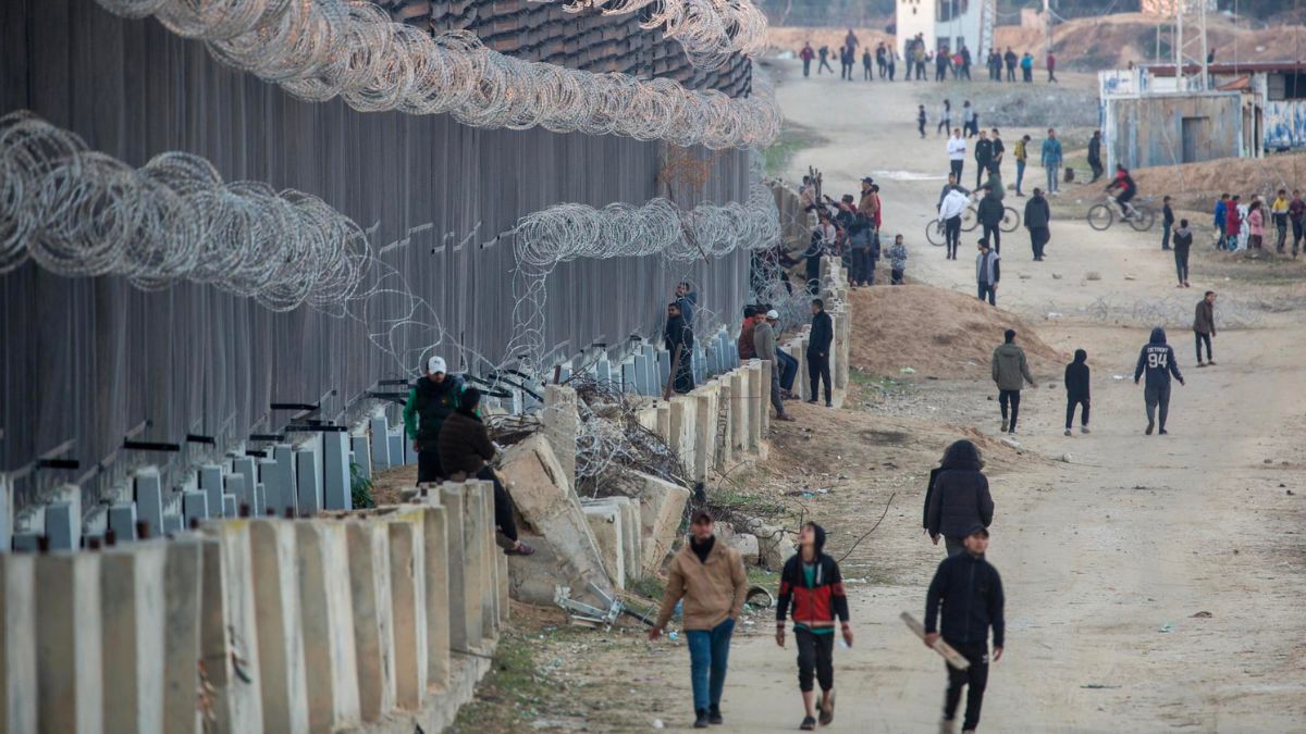 Palestinos junto a la frontera de Gaza con Egipto, al sur de la franja