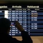 Una persona observa un panel de vuelos en el Aeropuerto de Bilbao