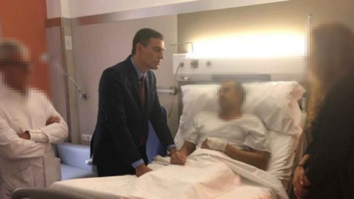 Sánchez, en Barcelona, en su visita a un agente herido por los actos violentos de 2019.