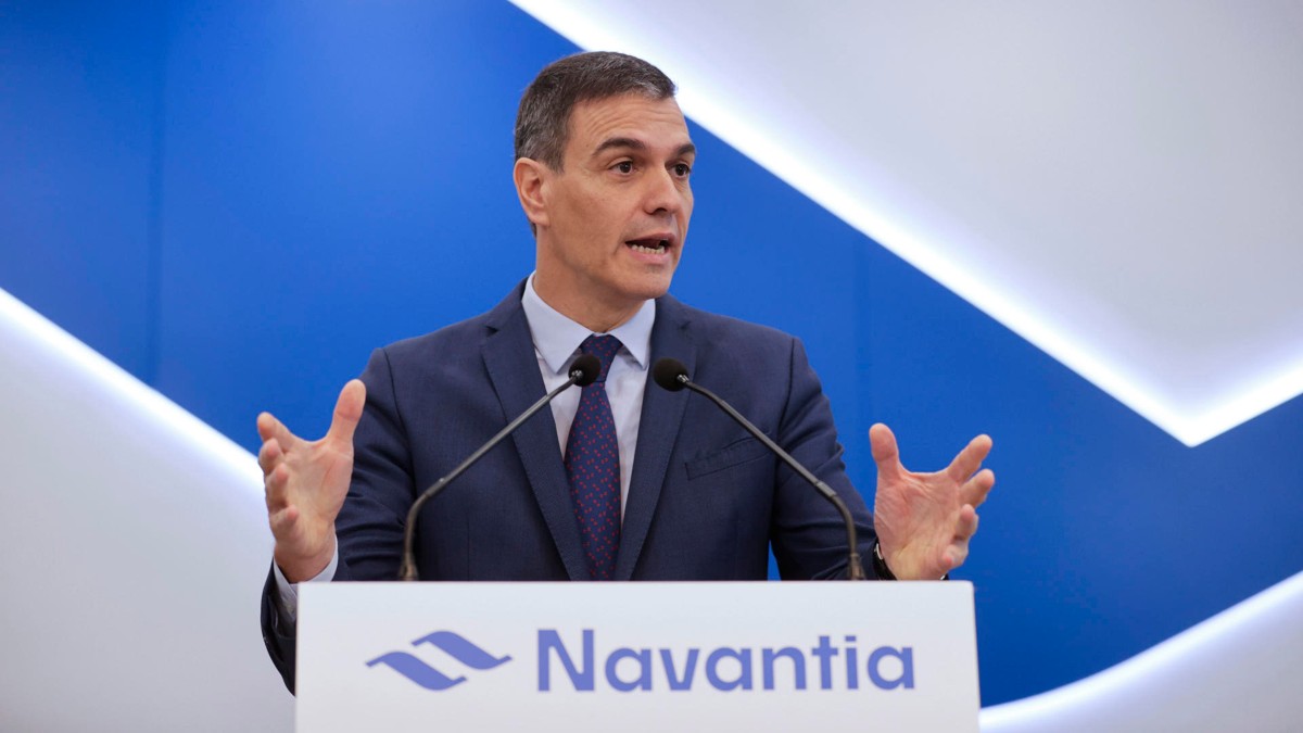 El presidente del Gobierno, Pedro Sánchez, interviene durante su visita a las instalaciones del astillero de Navantia