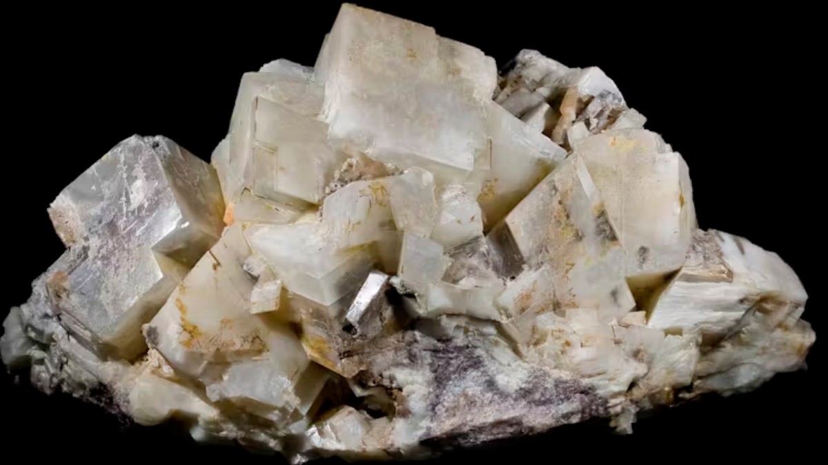 Piedra con cristales de dolomita procedente de la cantera Azcárate, en Navarra (España)