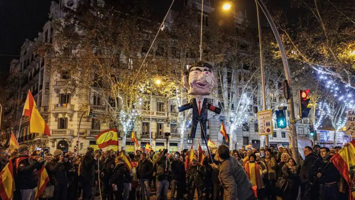 Una piñata de Sánchez en las protestas de Ferraz en Nochevieja