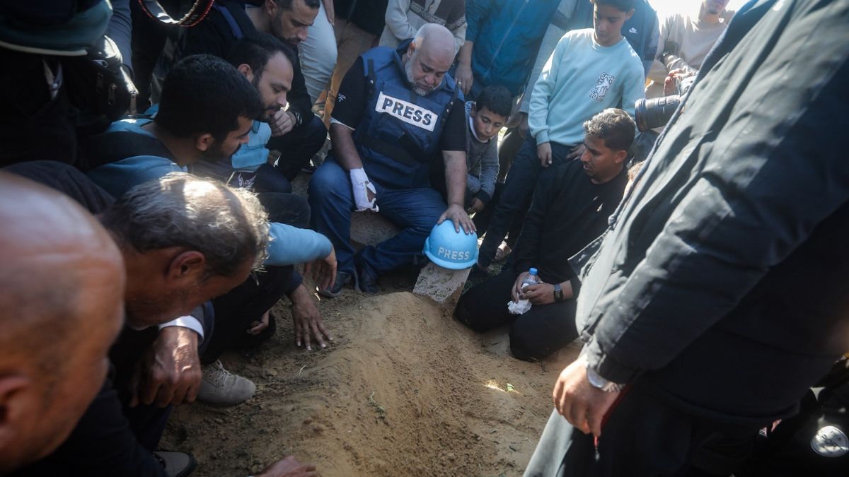 Periodistas de Gaza en el entierro de otro reportero
