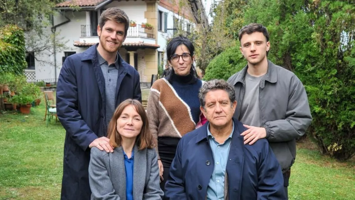 Reparto de la serie 'Querer', uno de los estrenos de series españolas de 202