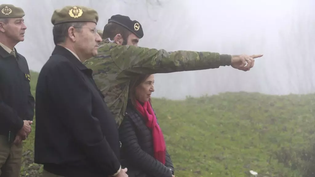 La ministra de Defensa, Margarita Robles, y el Jefe del Estado Mayor del Ejército de Tierra, en Cerro Muriano