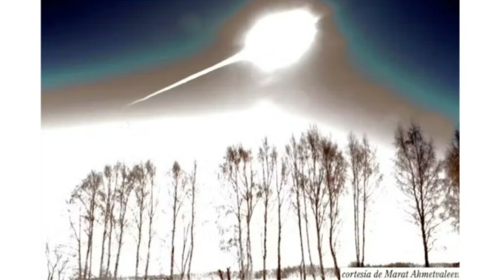 O impressionante flash produzido pelo superbólido de Chelyabinsk, durante a desintegração do asteroide nas camadas inferiores da atmosfera