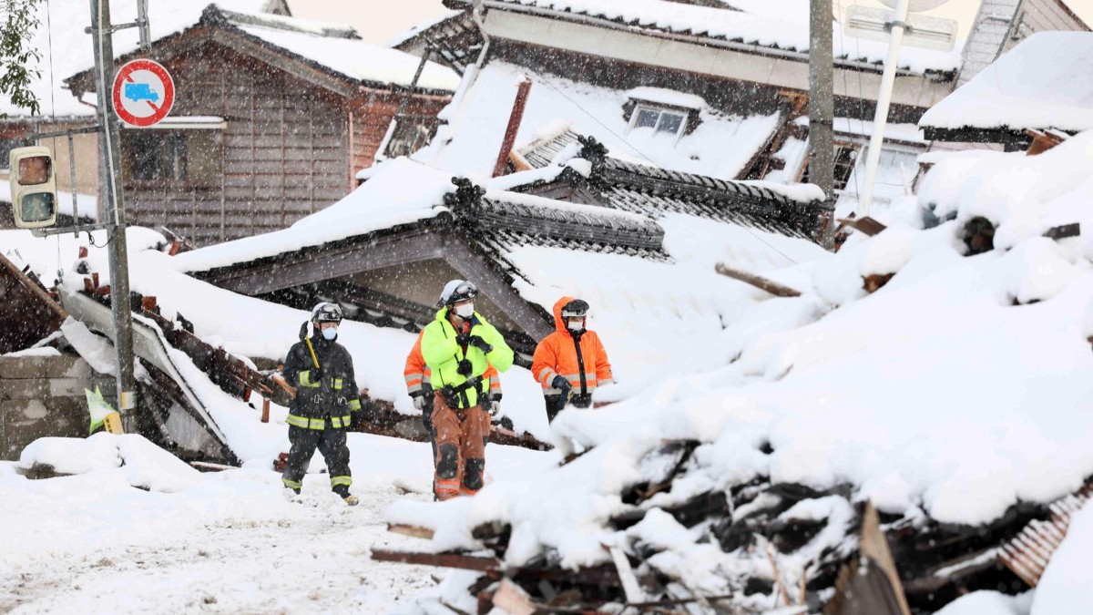Los bomberos buscan personas desaparecidas bajo una nevada en Suzu, en la prefectura de Ishikawa
