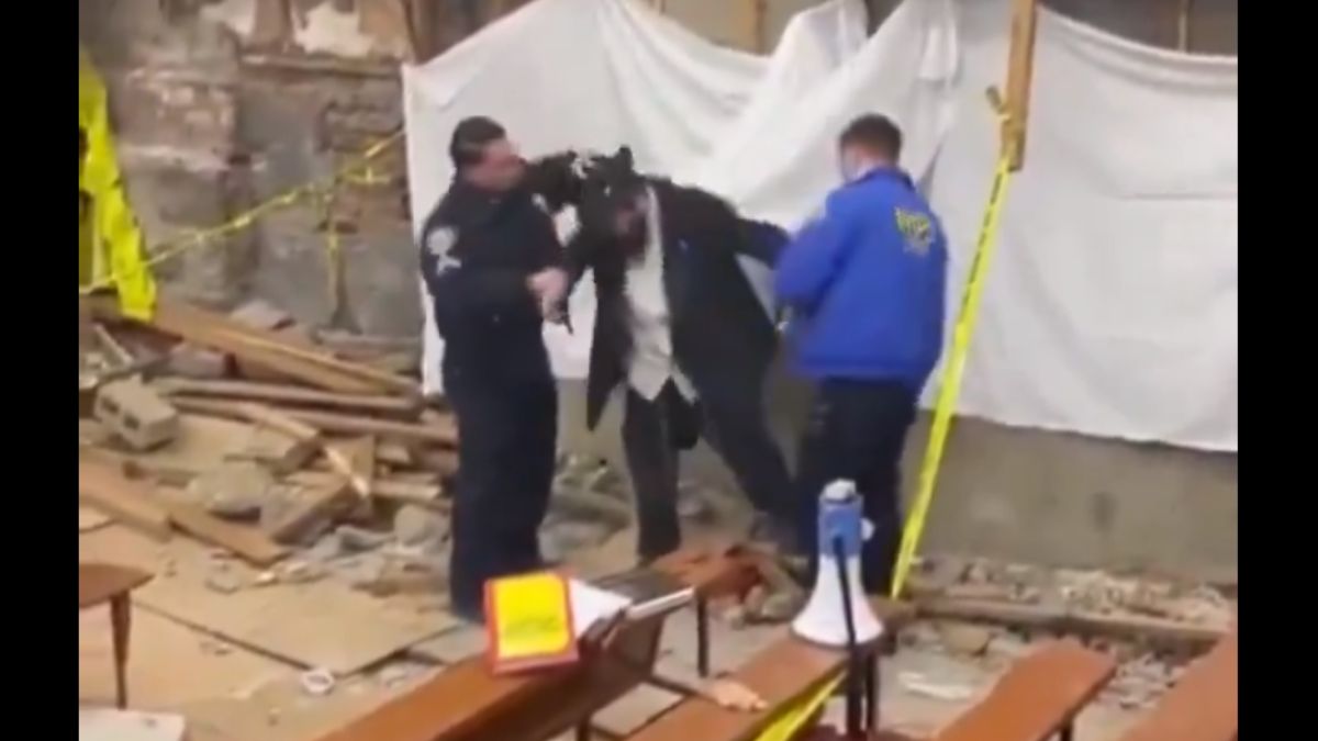 La policía saca del túnel de la sinagoga a uno de sus defensores