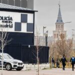 Un coche de Policía frente a la Unidad de la Policía Municipal de Villa de Vallecas