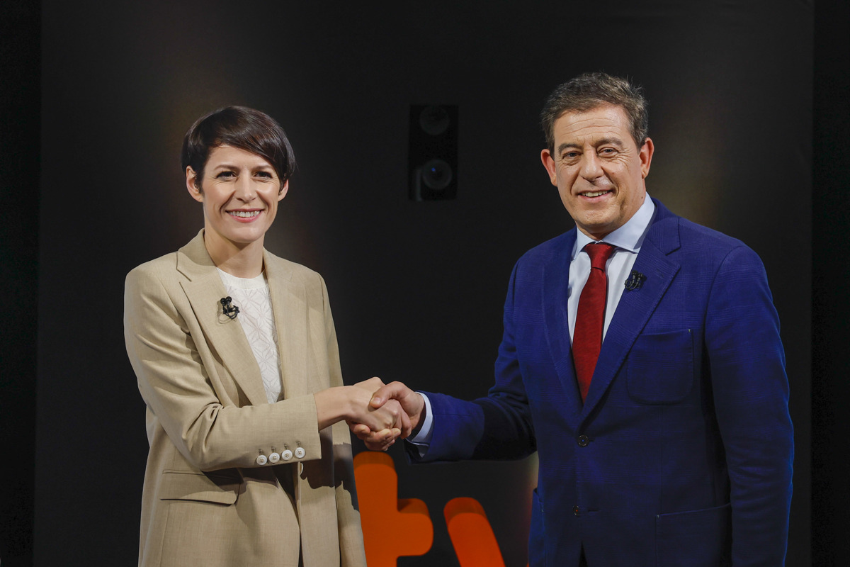 La candidata del BNG, Ana Pontón, saluda al candidato del PSOE, Xosé Ramón Besteiro, antes del debate electoral