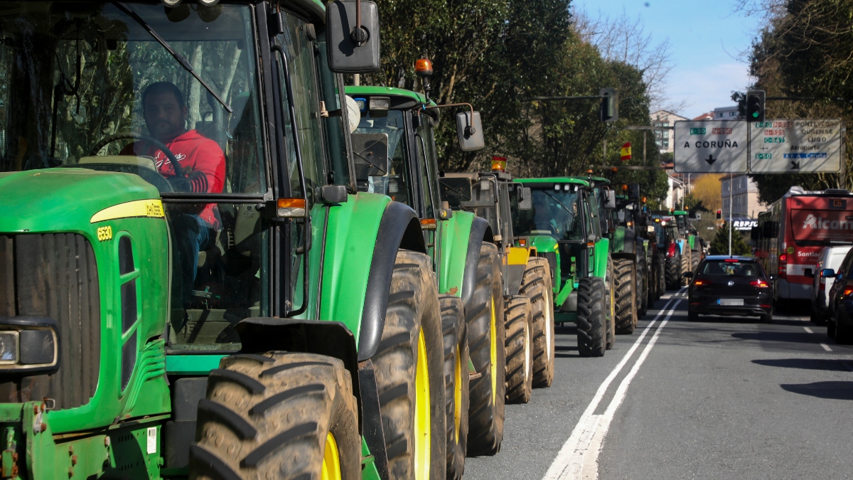 Empieza la rebelión del agro gallego con cortes de carreteras y largas caravanas de tractores