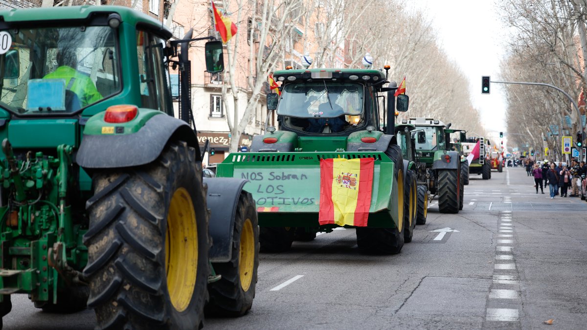 El campo vuelve a calentar las calles y presiona a Planas con más de 1.000 tractores colapsando Madrid