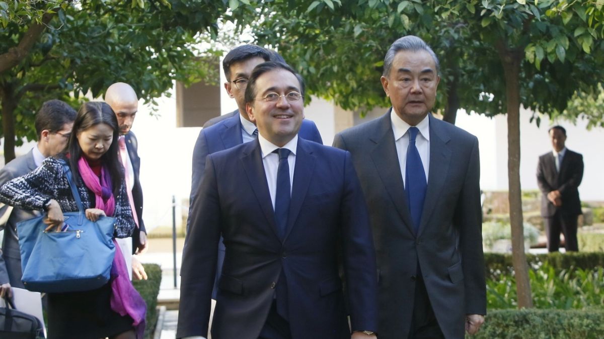 El ministro de Asuntos Exteriores, Unión Europea y Cooperación, José Manuel Albares, y el ministro de Asuntos Exteriores de la República Popular China, Wang Yi.
