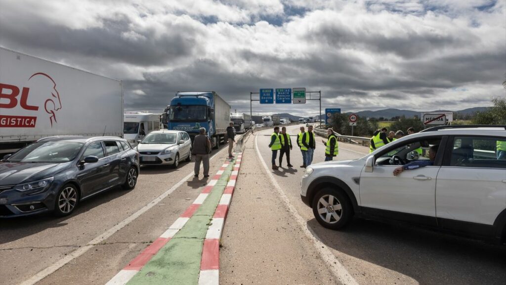 Detenido un conductor por casi atropellar a manifestantes en una carretera cortada en Cáceres por las protestas agrarias