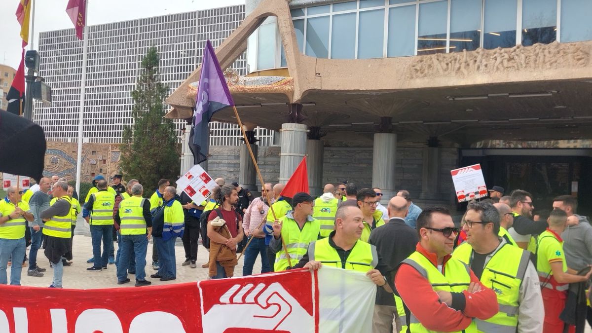 Concentración en Murcia frente a la Asamblea (Izquierda Unida).