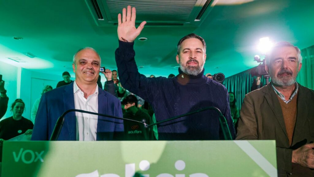 El presidente de Vox, Santiago Abascal (C), arropa en Galicia al candidato Álvaro Díaz-Mella (d) en un mitin en Ferrol.