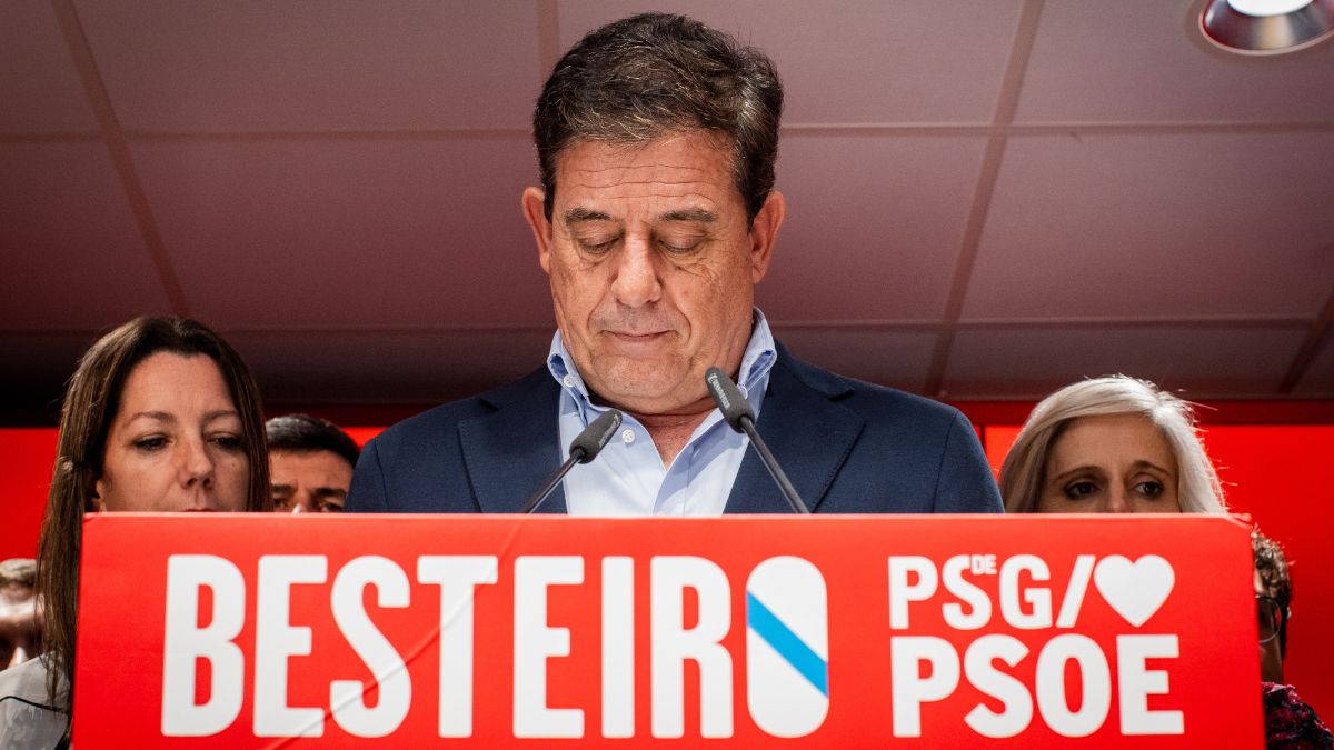 El candidato del PSdeG a la Presidencia de la Xunta, José Ramón Besteiro, comparece durante el seguimiento de la jornada electoral de los comicios autonómicos de Galicia. PSOE
